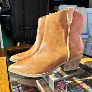 NEW Universal Thread Pointed Toe Brown / Tan Boots | 9.5